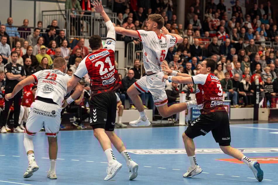 Meyer-Siebert (Nr. 5) gibt dem HCE eine weitere Option aus dem Rückraum.