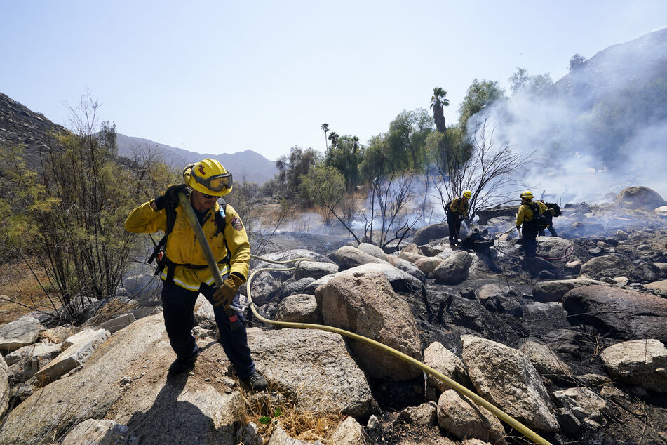 Kalifornische Waldbrände wüteten am Donnerstag in ländlichen Gebieten nördlich von Los Angeles und östlich von San Diego.