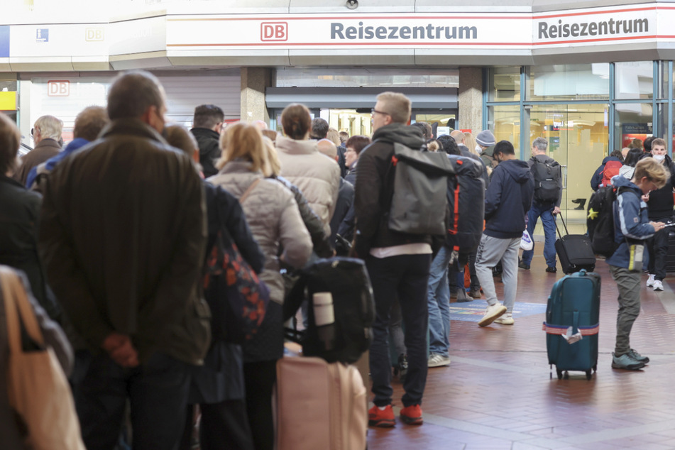 Unzählige Reisende waren am Samstag an den Bahnhöfen gestrandet.