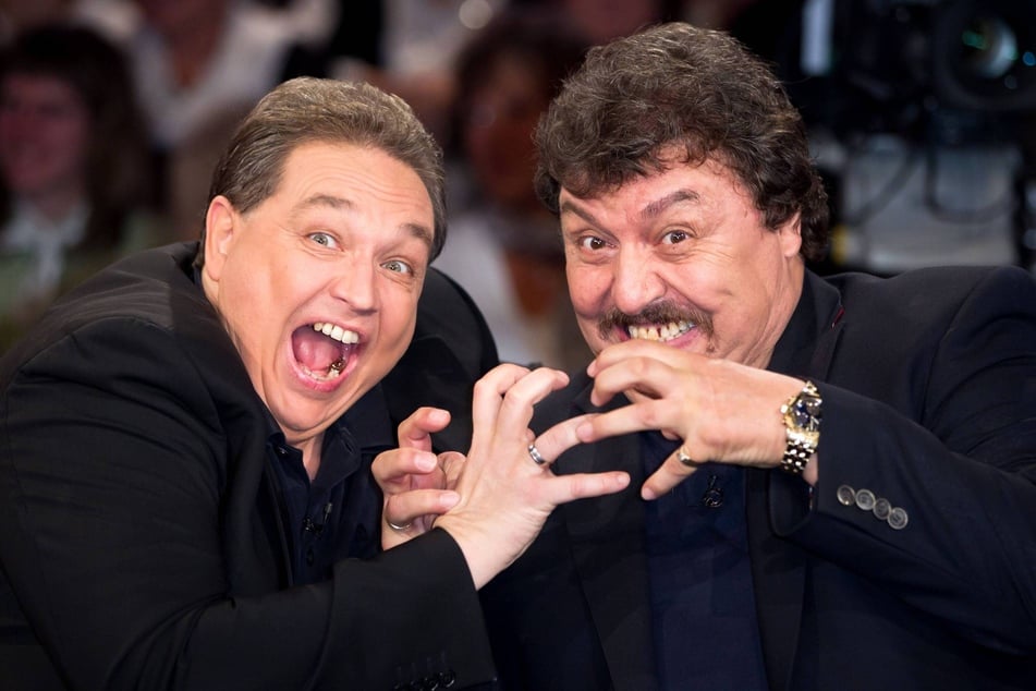 Pouvait l'appeler le "monstre velu des zones" : l'humoriste télévisé Oliver Kalkofe (59 ans, "Kalkofes Mattscheibe", à gauche) était ami avec Achim Mentzel (†69).