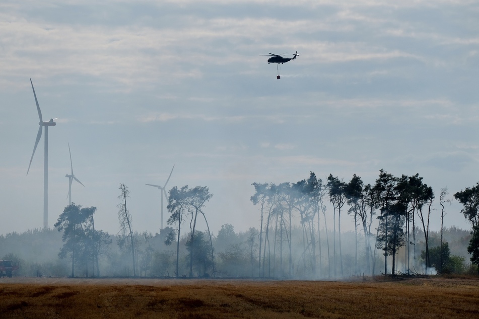 Hubschrauber der Bundeswehr helfen bei der Brandbekämpfung in Brandenburg.
