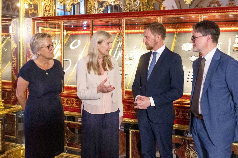 Präsentierten die Preziosen: Ministerpräsident Michael Kretschmer (49, CDU, 2.v.r.), SKD-Generaldirektorin Marion Ackermann (59, 2.v.l.) und Museumsdirektor Marius Wirzeler (53, r.).