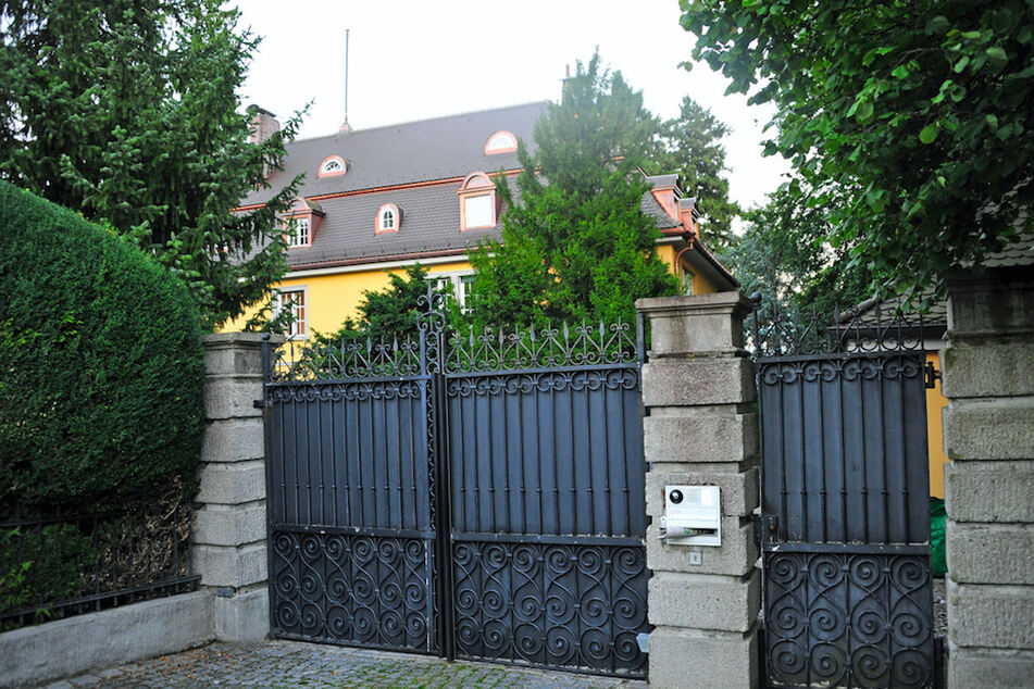 Das Eingangstor zur Villa des thailändischen Königs Maha Vajiralongkorn am Starnberger See.