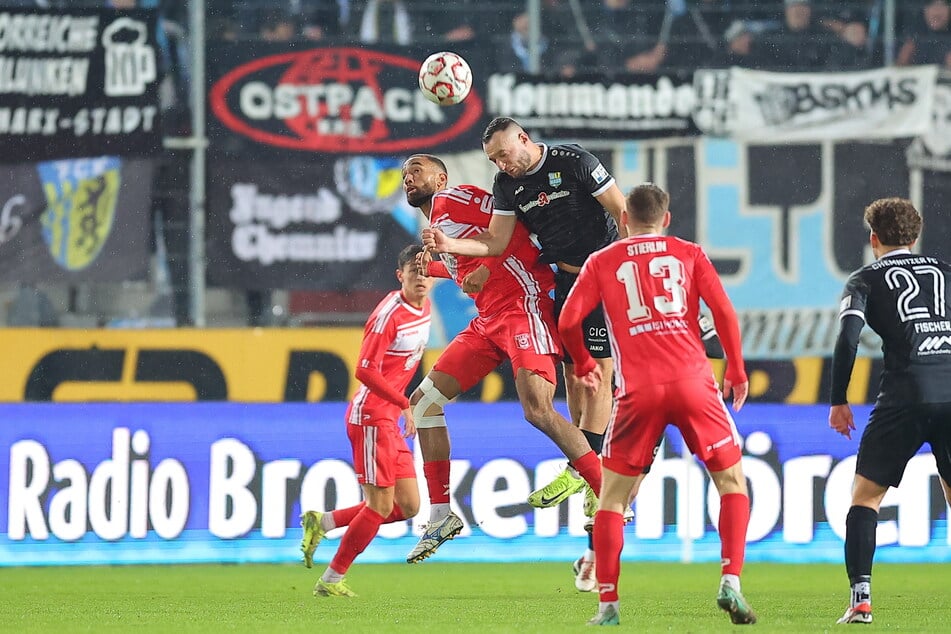 Volle Pulle im Zweikampf: Artur Mergel gewann in der Vorwoche das Kopfballduell gegen Halles Cyrill Akono (24).