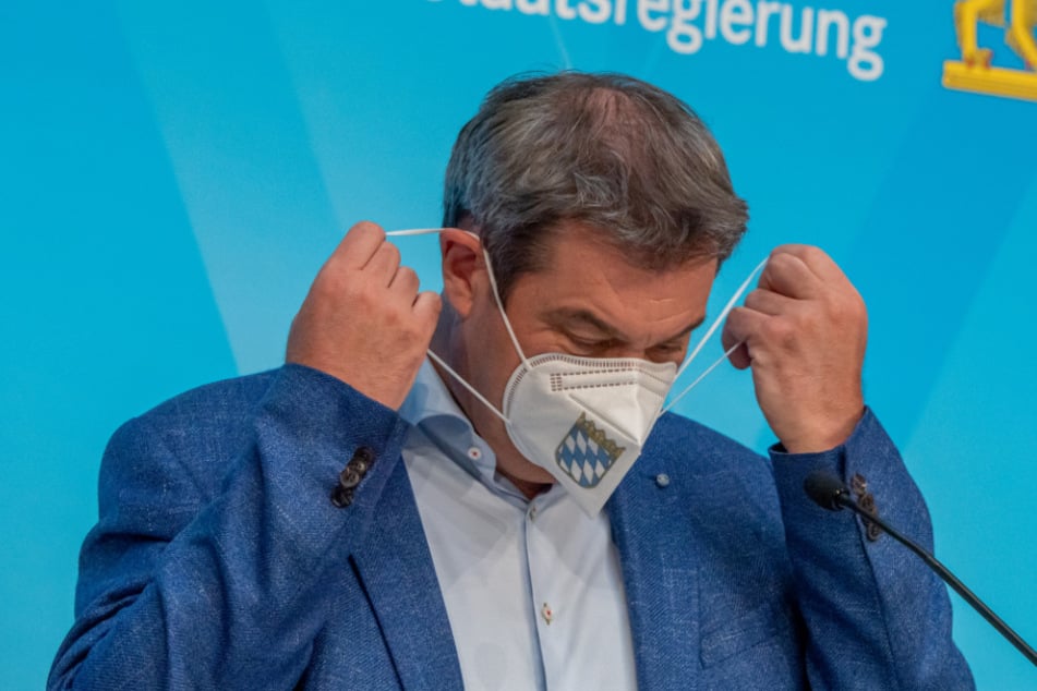Markus Söder (CSU), Ministerpräsident von Bayern, nimmt auf einer Pressekonferenz nach der Kabinettssitzung der bayerischen Staatsregierung seine FFP-2-Maske ab.