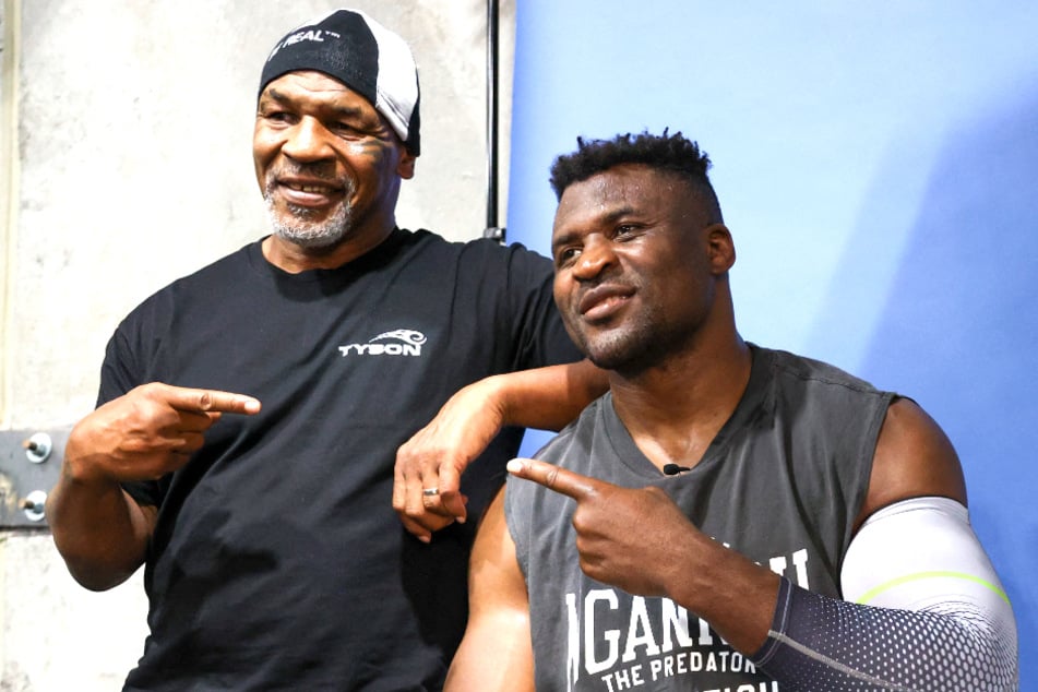 Zwei K.o.-Künstler unter sich: Mike Tyson (57, l.) trainiert mit Francis Ngannou (37) für den Fury-Kampf.