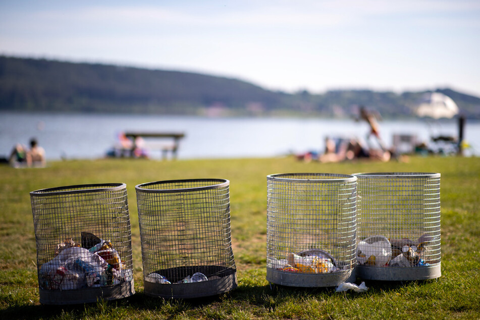 Ausflügler und Touristen hinterlassen am Brombachsee immer mehr Müll. Deshalb werden nun dort die Mülltonnen abmontiert, um so der Müllflut Herr zu werden.