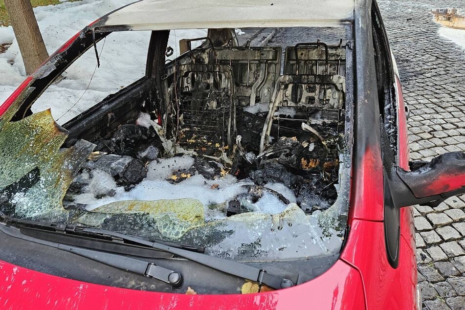 Ausgebrannt: Ein völlig zerstörtet VW Fox stand am Freitagmorgen in der Friedrich-Ebert-Straße.