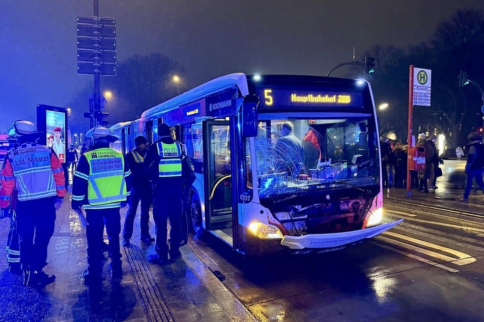 Der Bus der Linie 5 steht nach dem Unfall an der Haltestelle am Theodor-Heuss-Platz.