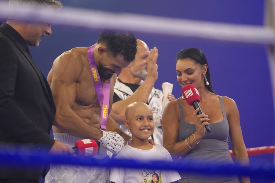 Boxer Ediz Tasci mit der kleinen Nancy.