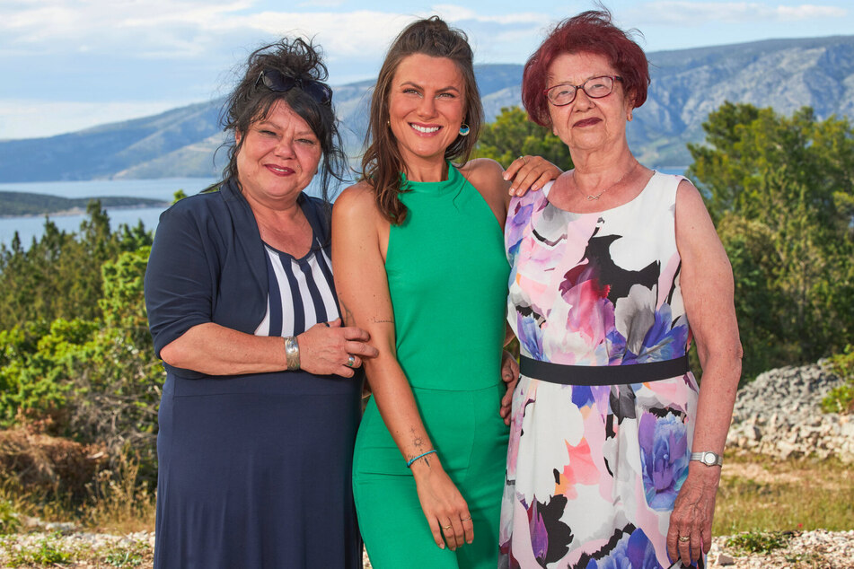 Jenny (29) will mit Hilfe von Mama Simone (52, l.) und Oma Ursula (72) ihren Traummann finden.