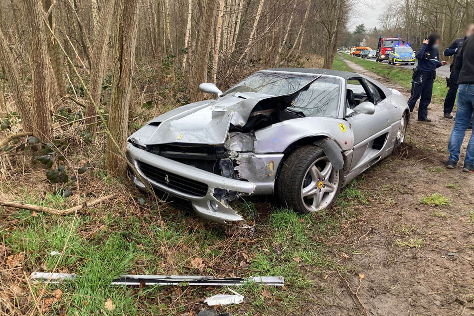 Für den rund 100.000 Euro teuren Ferrari F355 GTS endete die Probefahrt in Langenfeld (Kreis Mettmann) in einem Totalschaden. Der Fahrer (65) wurde leicht verletzt.