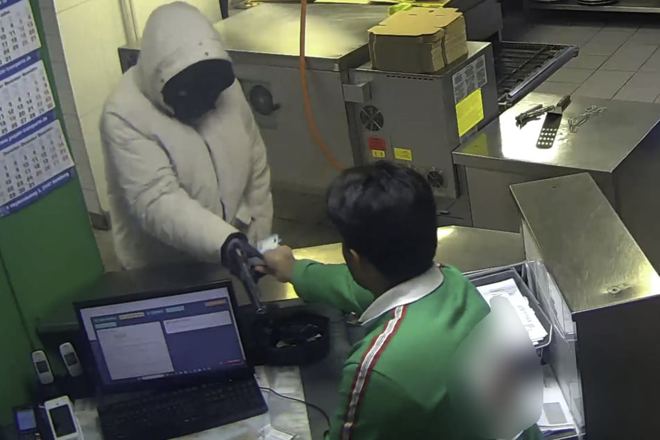 Bewaffneter Mann raubt Pizzeria aus: Überwachungskamera hält Tat fest