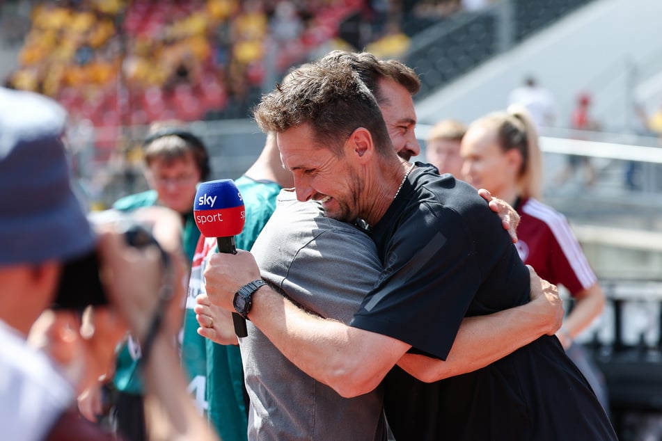 Vor der Partie gab es eine herzliche Umarmung der beiden Coaches Thomas Stamm (l.) und Miroslav Klose (r.).
