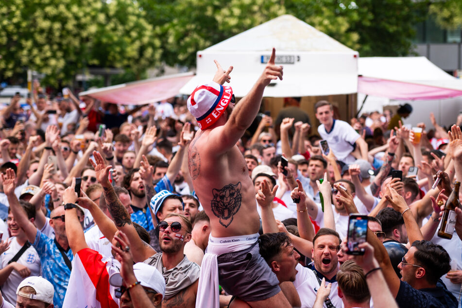 Vor dem Spiel war die Laune am Breitscheidplatz bei den England-Fans noch bestens.