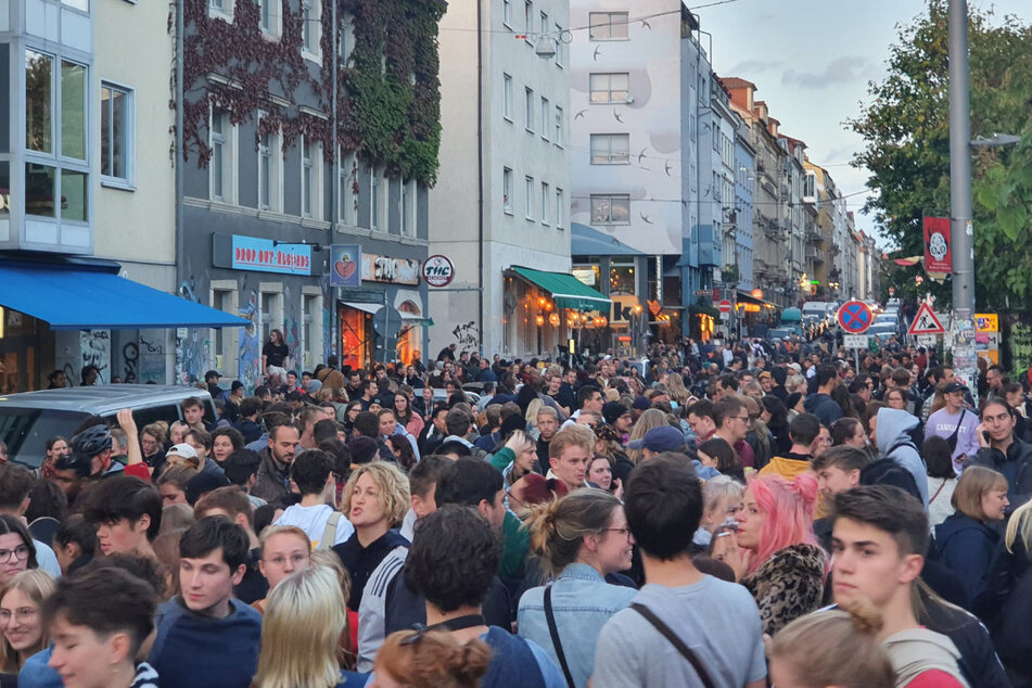 Während die Band in Dresden spielte, war die Alaunstraße gut gefüllt.
