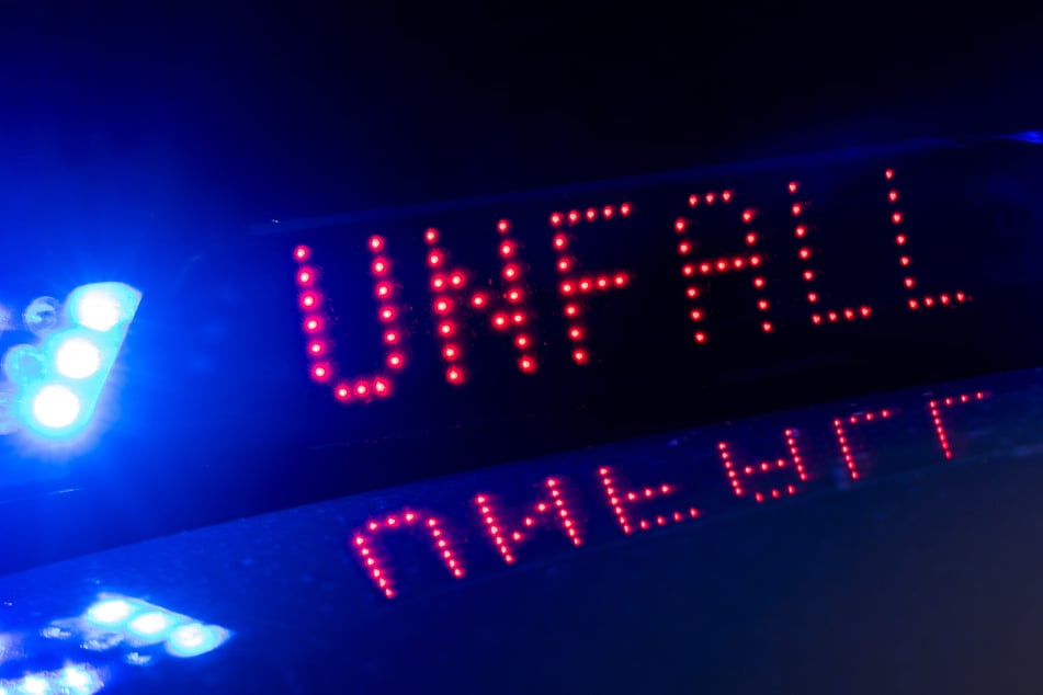 Unfall A38: Lkw kracht in Leitplanke: A38 nach Unfall stundenlang gesperrt