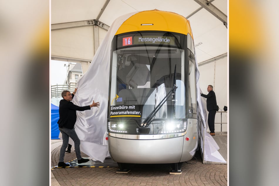 Auf dem diesjährigen Stadtfest enthüllten Baubürgermeister Thomas Dienberg (l.) und Ronald Juhrs von den LVB ein Mockup der neuen "XXL Plus"-Straßenbahnen.
