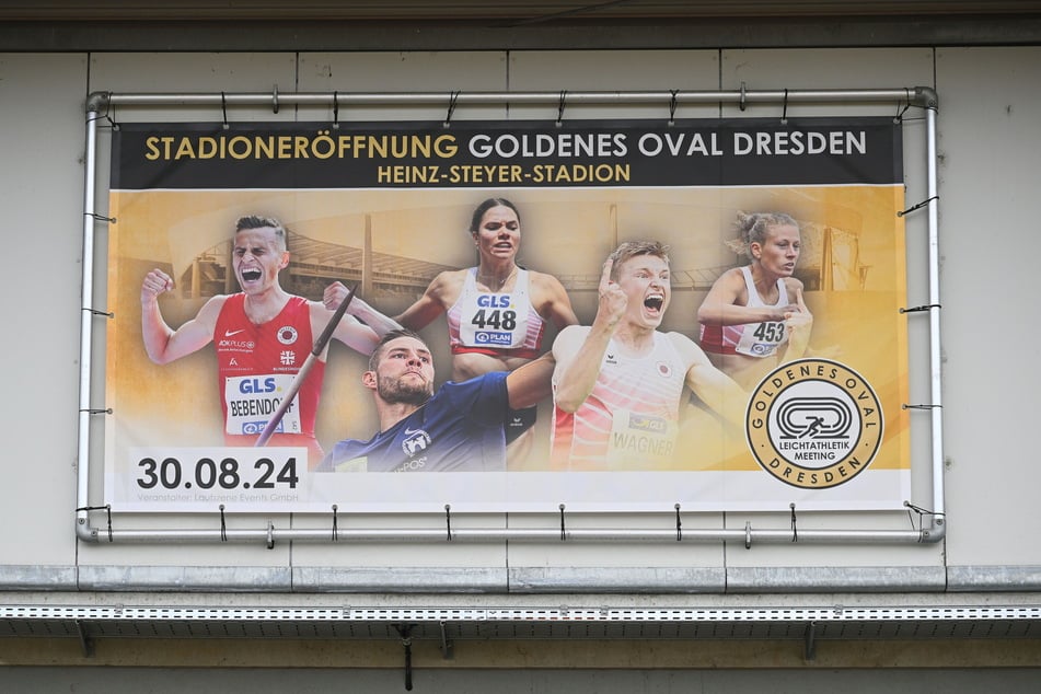 Traurig, aber wahr: Noch immer hängt am Stadion Werbung für das Goldene Oval im August 2024.