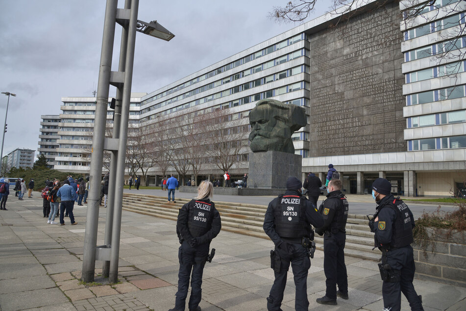 Vor dem Chemnitzer Karl-Marx-Monument fand am Samstag eine Anti-Corona-Demo statt. Die Polizei überwachte die Veranstaltung.