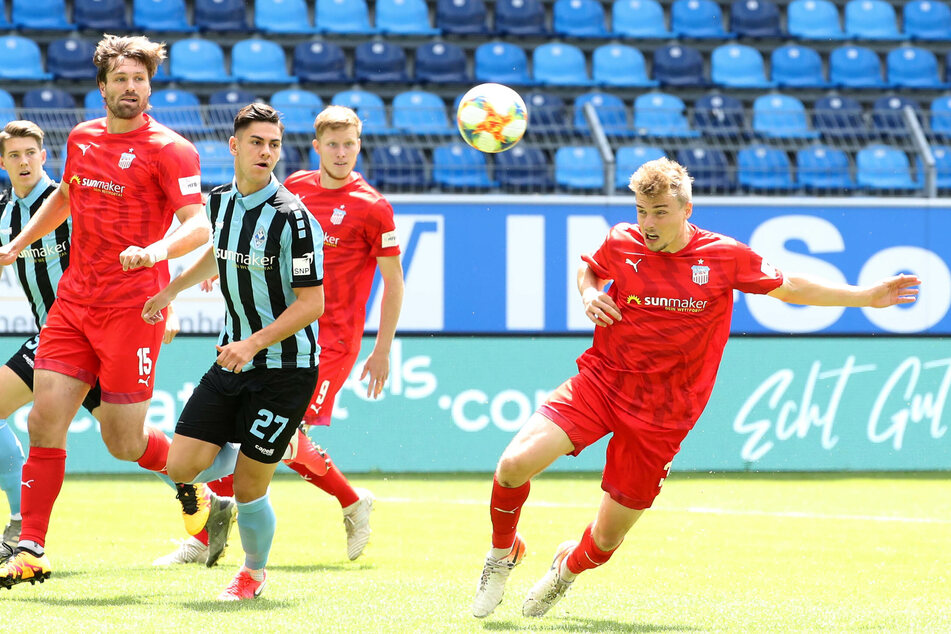 Elias Huth nimmt in der zweiten Minute einen Freistoß per Kopf an.