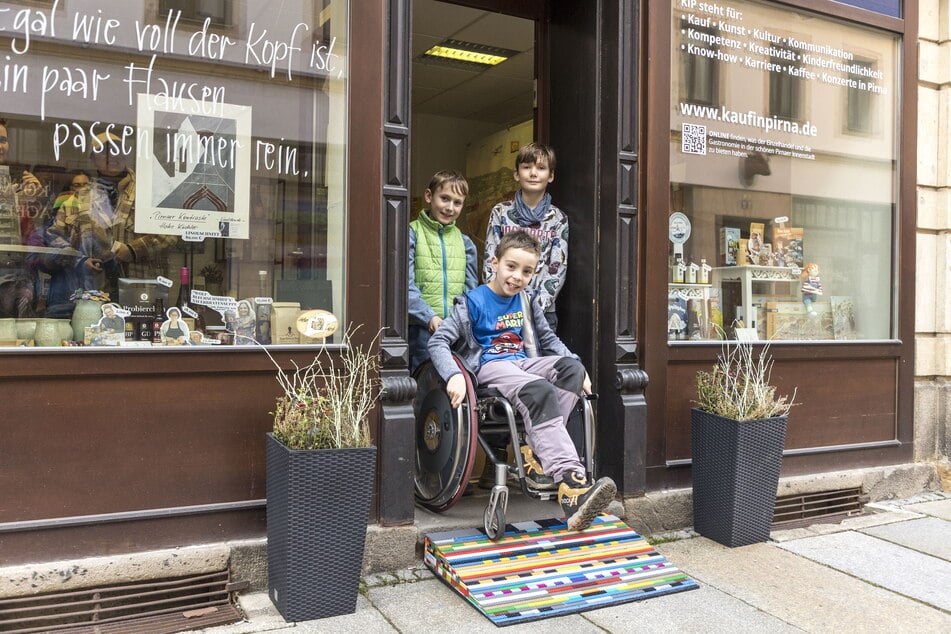 Bauen für die gute Sache, und Spaß hat's auch noch gemacht: Richard, Endrik und Adrian (alle 10, v.l.) haben die Rampe nicht nur gebaut, sie haben sie auch gleich ausprobiert.