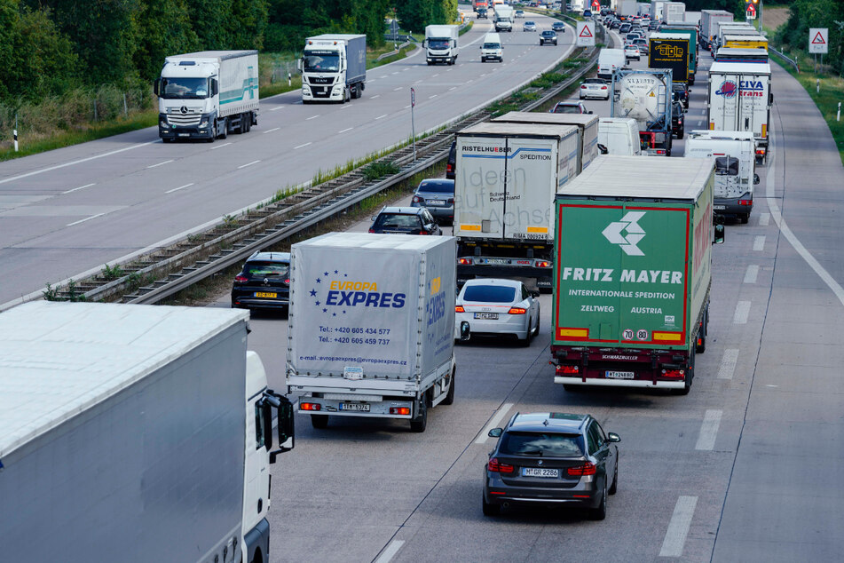Einer repräsentativen Befragung zufolge ist die Corona-Pandemie für die meisten Menschen kein Grund, sich etwa beim Reisen oder auch bei ihren Wegen zur Arbeit dauerhaft umzustellen. (Symbolbild)