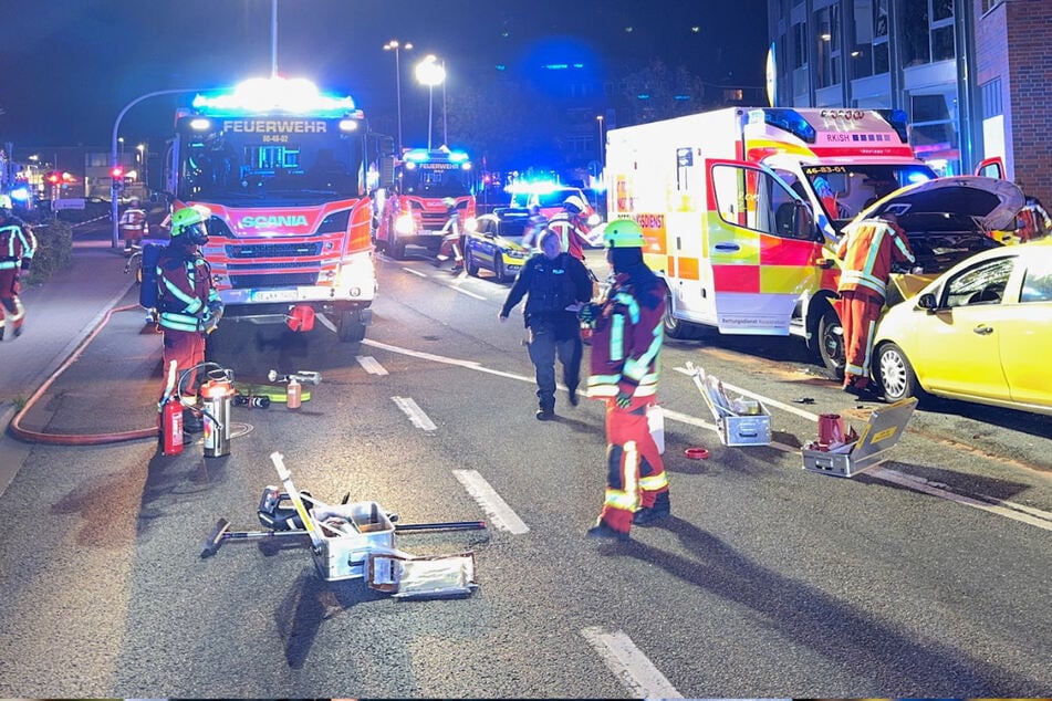 Einsatzkräfte von Feuerwehr und Polizei rückten in die Hamburger Straße aus.