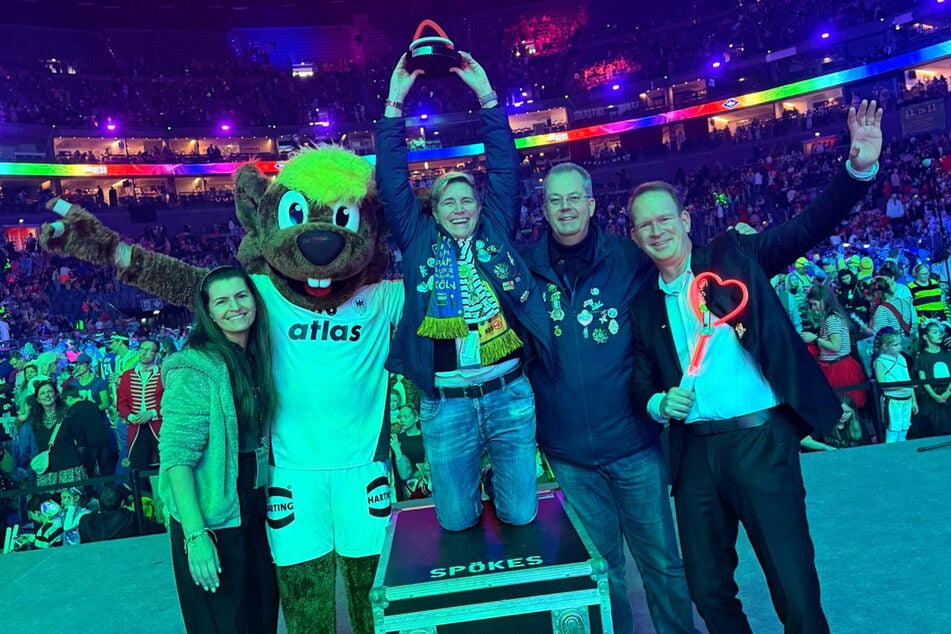 Freuen sich über die Allzeit-Bestmarke (v.l.n.r): Ramona Iozsa (Eventverantwortliche der Lanxess-Arena), Hanniball (Maskottchen der Handball-WM 2027), Nathalie Drmota, Michael Burgmer (beide Gastspieldirektion Otto Hofner) und Stefan Löcher (Geschäftsführer Lanxess-Arena).