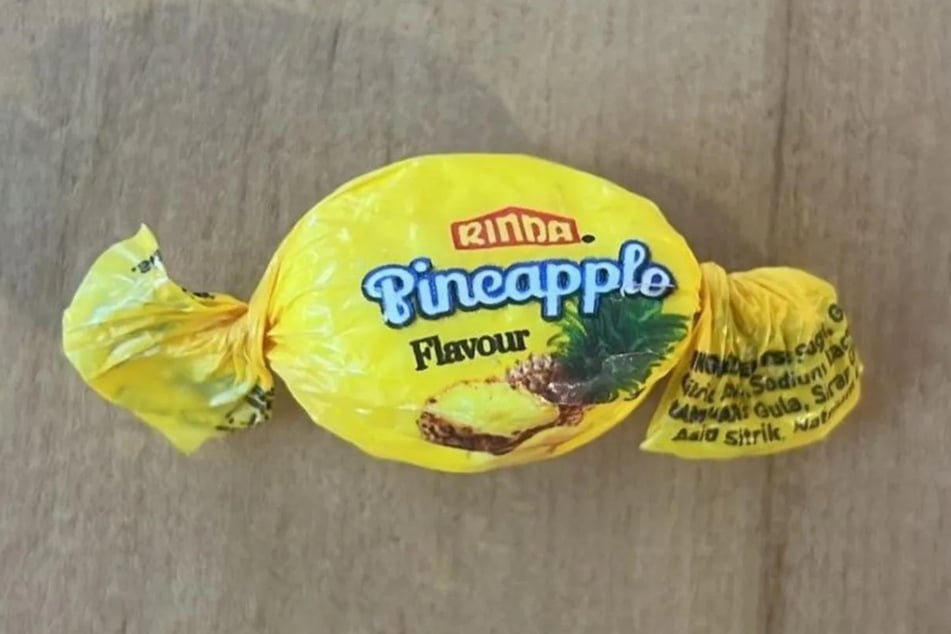 Auf den ersten Blick sieht es so harmlos aus. Doch dieses Ananas-Bonbon ist tödlich.