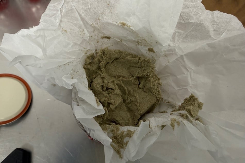 Die beschlagnahmte Cannabis-Paste wurde von den Zollbeamten in Honiggläsern entdeckt.