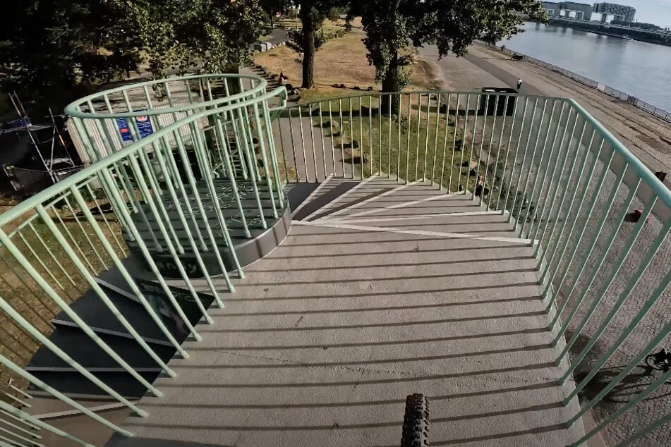 Hier fuhr der Sportler mit dem Rad die Wendeltreppe zum Rheinufer herunter.