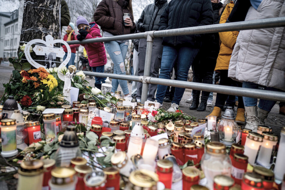 Mit Kerzen und Blumen wurde am Unglücksort der verstorbenen 15-Jährigen gedacht.