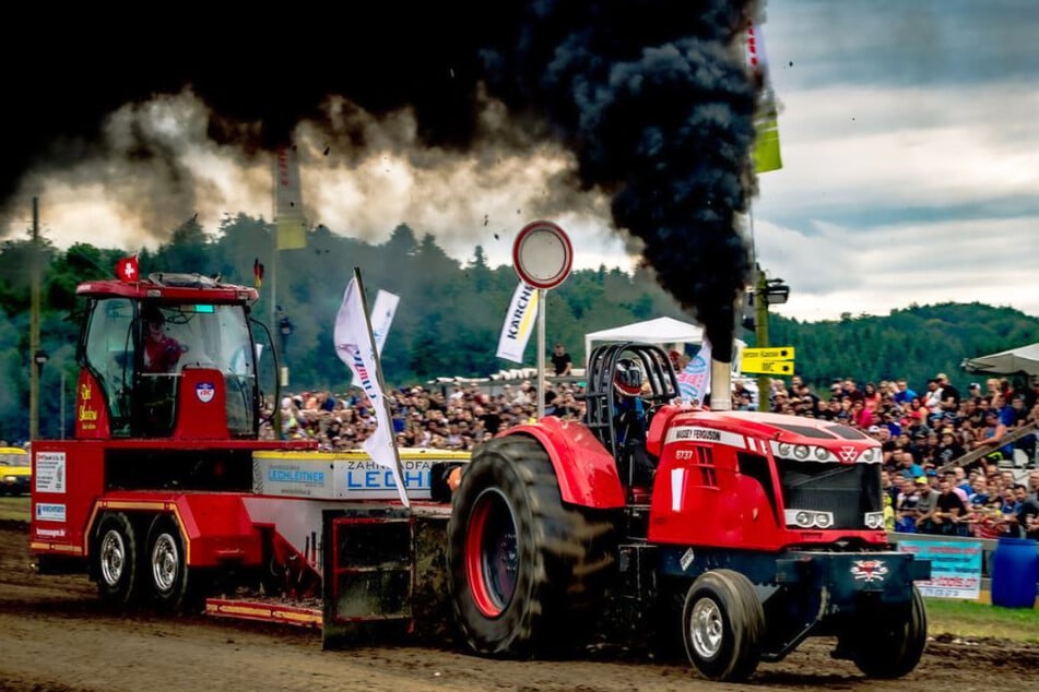 Beim Traktor-Pulling wird ordentlich Energie freigesetzt - und jede Menge Qualm in die Luft geblasen.