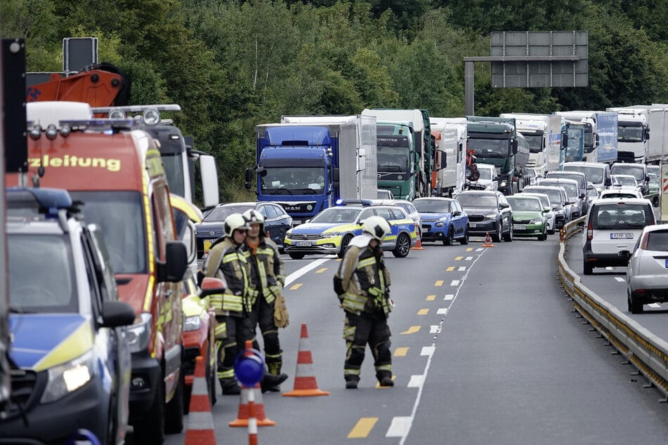 Erst gegen 18.30 Uhr konnte ein Teil der Sperrung aufgehoben werden.