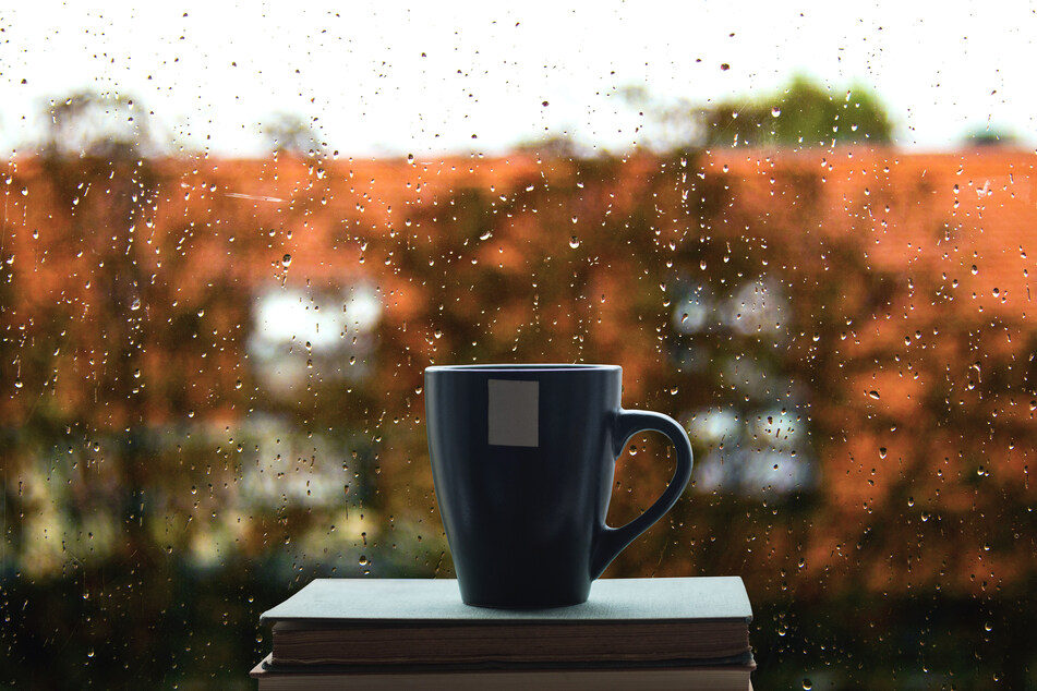 Das Wetter in Nordrhein-Westfalen bleibt auch am Wochenende wechselhaft und regnerisch (Symbolbild).