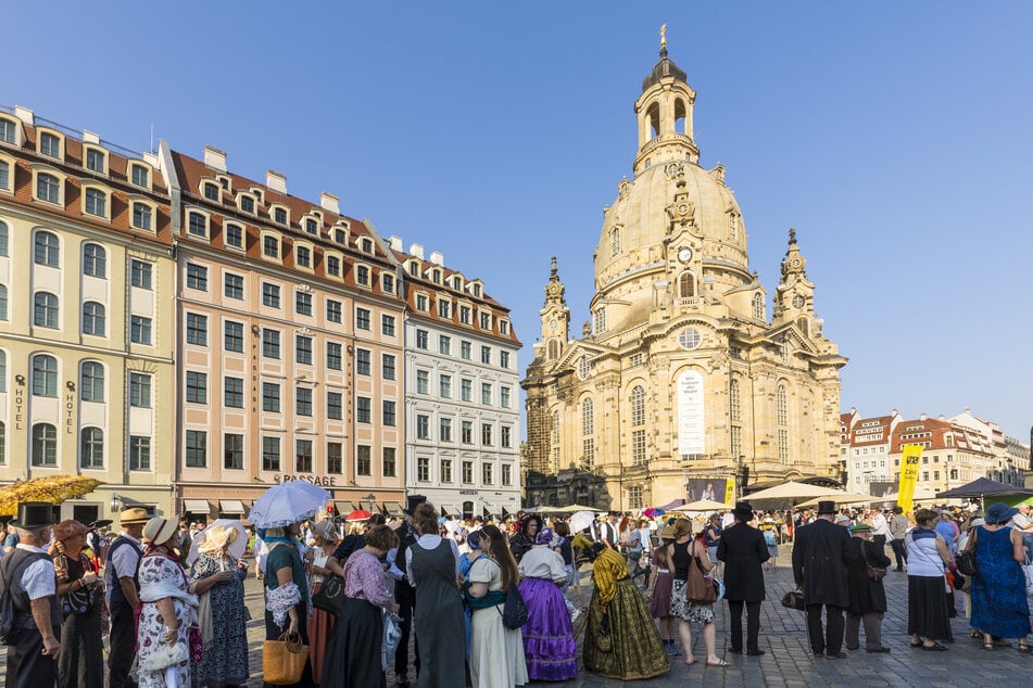 Verkleidungswütige Dresdner füllten den Neumarkt in Scharen.