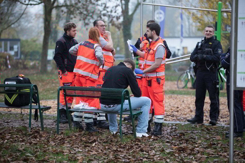 Sechs Angreifer wurden verletzt und durch den Rettungsdienst versorgt.