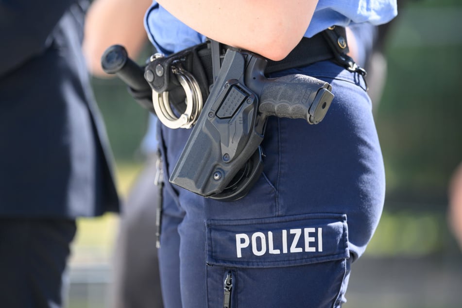 Weil die Freundin des 19-Jährigen der Polizei gestand, wo die Waffe ist, konnte diese sichergestellt werden.