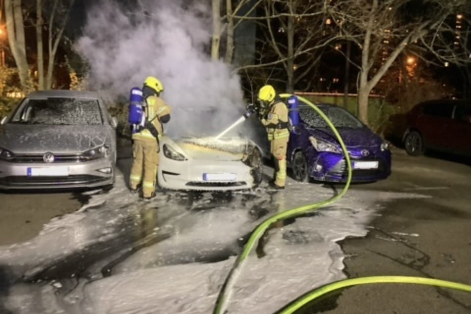 Berlin: Tesla brennt in Marzahn lichterloh