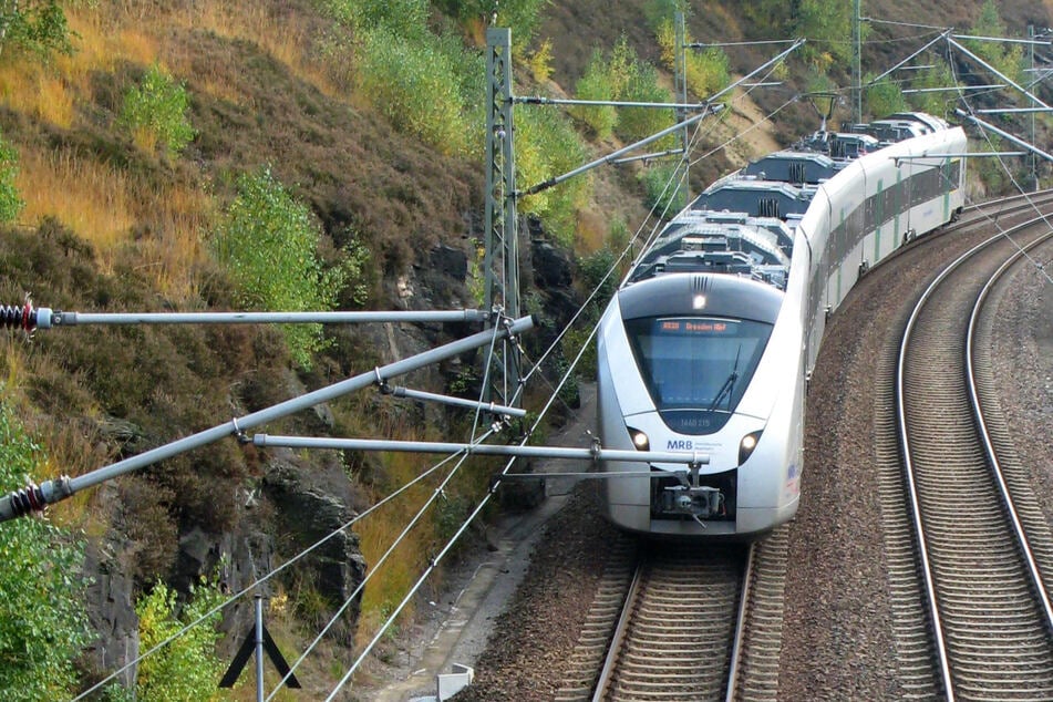 Bahnverkehr zwischen Dresden und Chemnitz unterbrochen: Fahrgäste müssen evakuiert werden