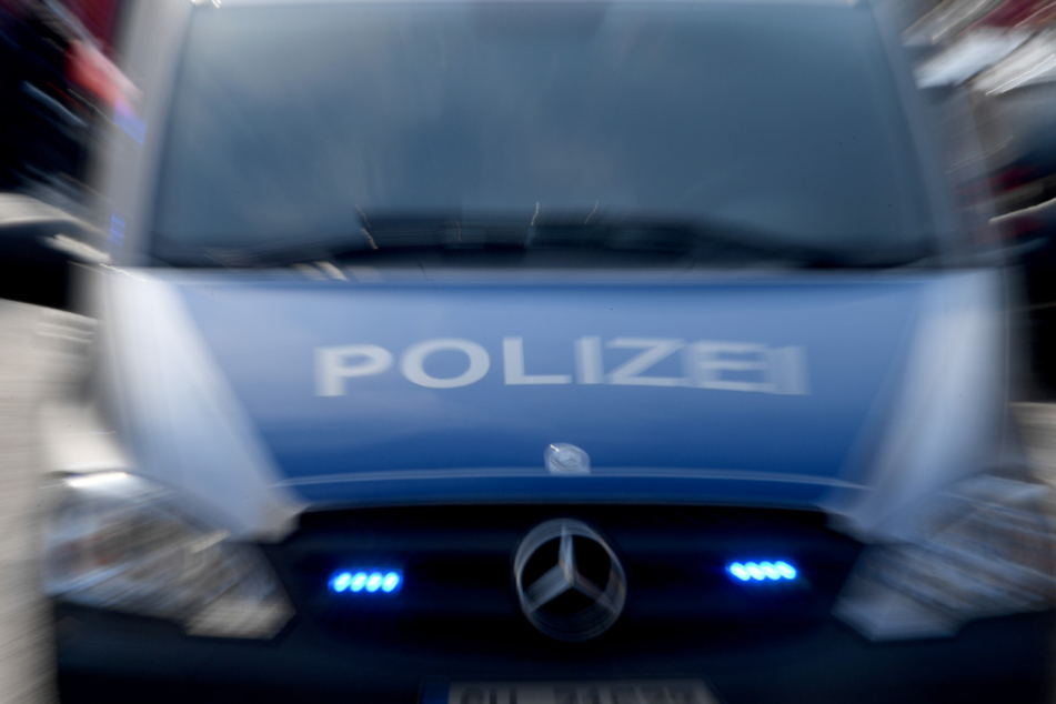 Ein Polizeiwagen mit eingeschaltetem Blaulicht. (Archivbild)