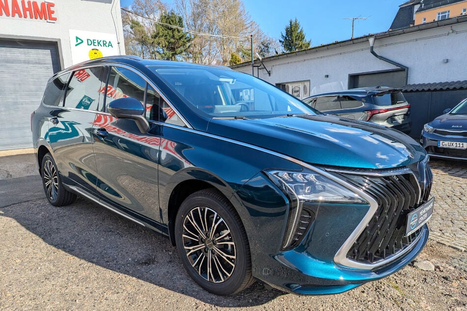 Die hochwertigen Materialien im Innenraum sowie das stylische Design setzen neue Maßstäbe für Fahrzeuge in seiner Preisklasse.