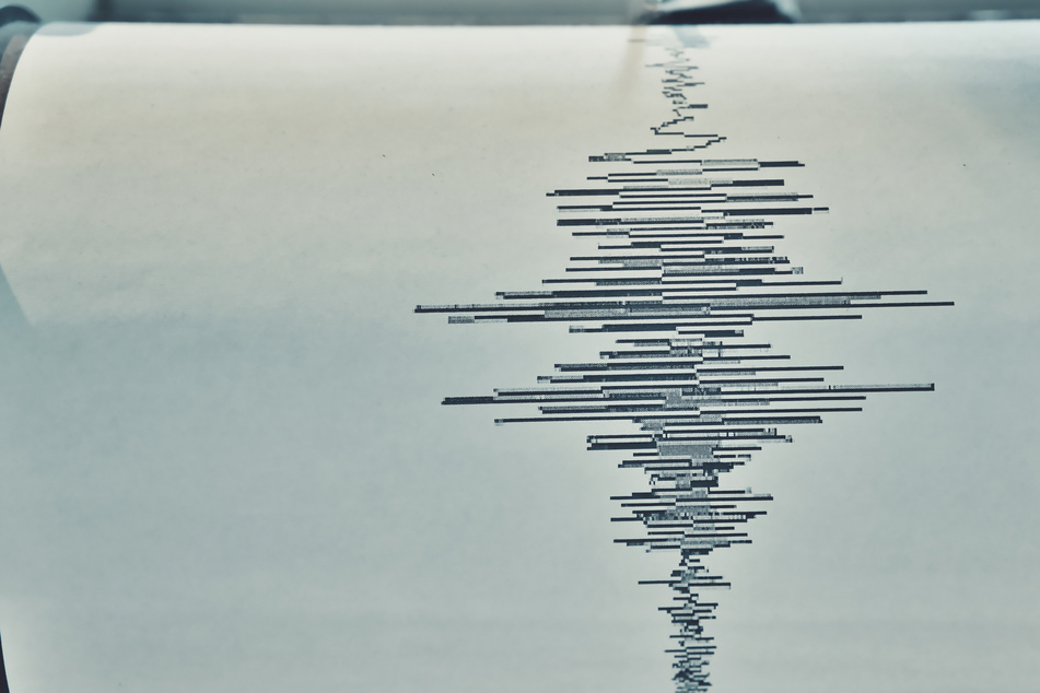 A powerful 7.0-magnitude earthquake struck Thursday off the coast of California, sparking a tsunami warning, US seismologists said.