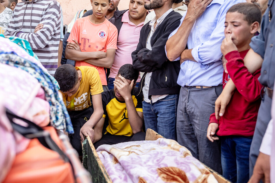 Marokkaner trauern um einen verstorbenen Angehörigen.