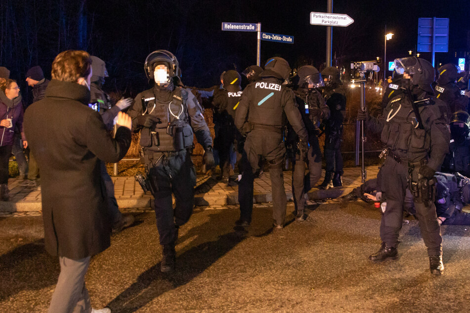 Die teilweise gewaltsamen Corona-Proteste am Mittwoch in Hildburghausen haben ein Nachspiel. Die Polizei ermittelt.