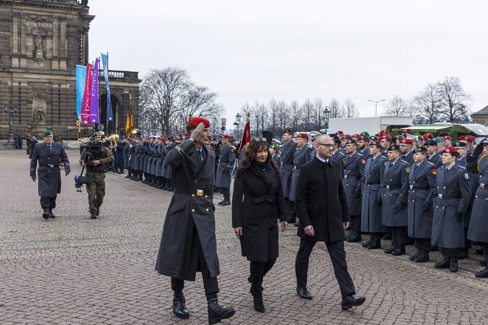 Brigadegeneral Stephan Willer (50, l.) und Landtagsvizepräsidentin Ines Saborowski (58, CDU) gratulierten den jungen Soldaten zum Abschluss des Offizier-Lehrgangs.