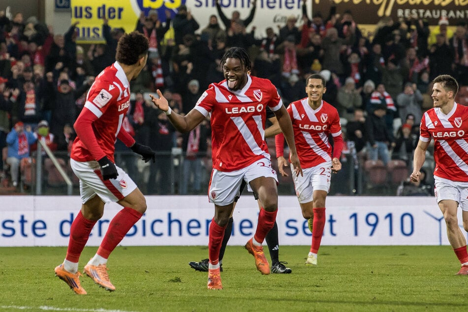 Anderson Lucoqui (28, 2.v.l.) trifft zum ersten Mal für Energie Cottbus, und das 38 Sekunden nach seiner Einwechslung.