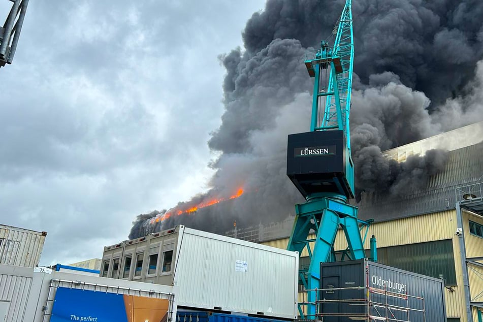 Die Halle der Werft von Lürssen-Kröger steht in Flammen.