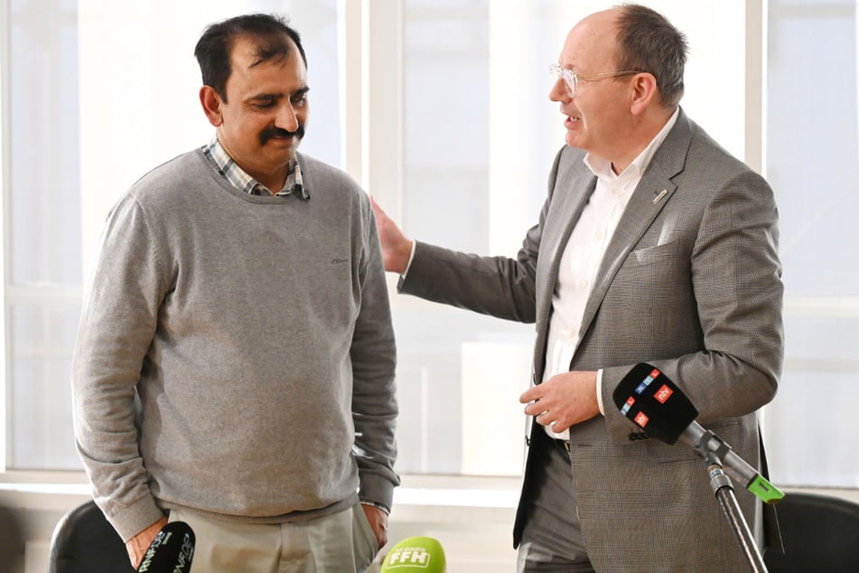 Taxifahrer A. Muhammad (l.) im Gespräch mit dem Mannheimer Oberbürgermeister Christian Specht (58, CDU). Er soll eine wichtige Rolle bei der Beendigung der Todesfahrt in der Mannheimer Fußgängerzone gespielt haben.